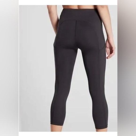 Athleta Ultimate stash pocket Capri. Lavender, size m. - Picture 6 of 7